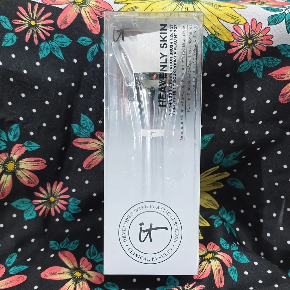 IT Cosmetics Heavenly Skin Skin Hugging Foundation Brush N° 707